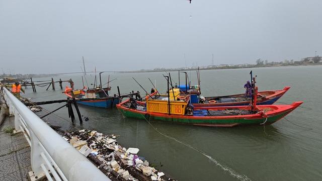 Bão số 5: Tàu rời âu thuyền trước bão, biên phòng Quảng Trị vận động quay lại- Ảnh 1.