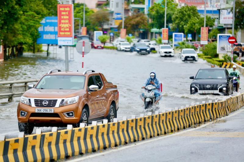 Nhiều tuyến phố Thanh Hóa ngập lụt sau cơn bão số 5 gây thiệt hại lớn - Ảnh 1.