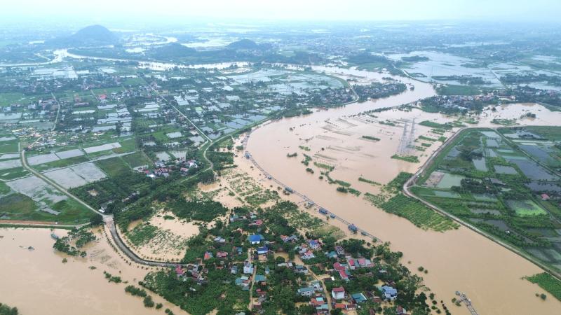 Hình ảnh hàng ngàn ngôi nhà ở Thanh Hóa ngập trong nước lũ - Ảnh 1.