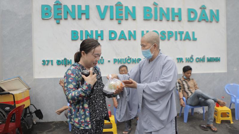 12 năm phát cơm từ thiện ở bệnh viện: Bếp chùa Phổ Thành chưa từng tắt lửa - Ảnh 1.
