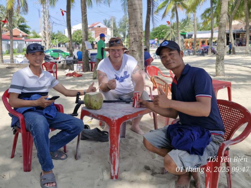 Tận tâm rà tìm nhẫn kim cương giúp du khách Úc, 2 nhân viên được khen ngợi- Ảnh 2.