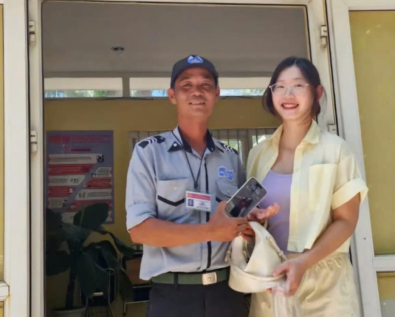 Tận tâm rà tìm nhẫn kim cương giúp du khách Úc, 2 nhân viên được khen ngợi- Ảnh 4.