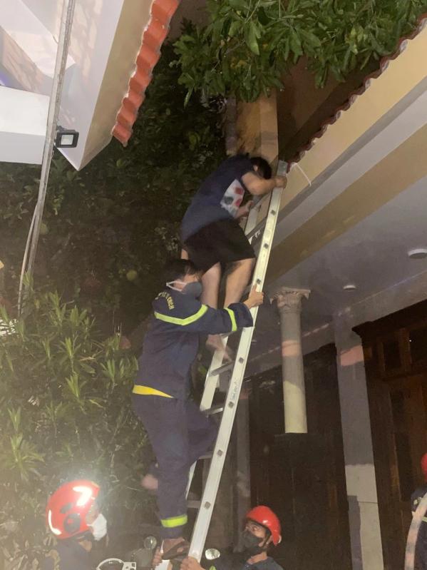 Đà Nẵng: Lính cứu hỏa tinh nhuệ cứu 5 người khỏi vụ cháy nhà trong đêm- Ảnh 2. Đà Nẵng: Lính cứu hỏa tinh nhuệ cứu 5 người khỏi vụ cháy nhà trong đêm- Ảnh 2.