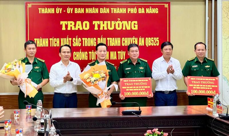 Đà Nẵng: Trận đánh chớp nhoáng '7 giây', Biên phòng thu giữ 300 kg ma túy - Ảnh 1.