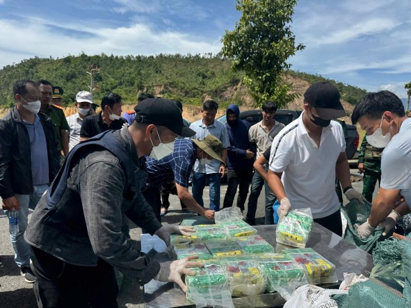 Đà Nẵng: Trận đánh chớp nhoáng '7 giây', Biên phòng thu giữ 300 kg ma túy - Ảnh 2.