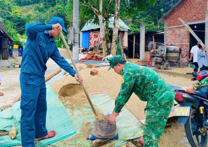 Đà Nẵng: Lực lượng vũ trang từ miền núi xuống biển, căng mình chống bão số 5- Ảnh 4.