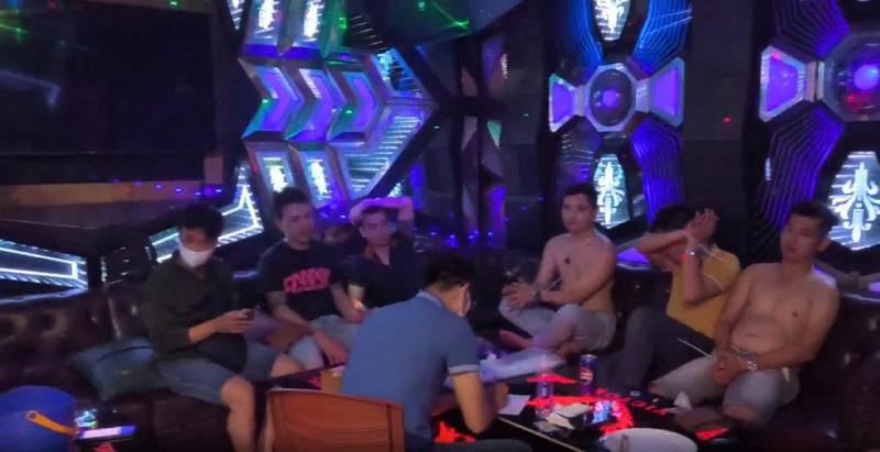 Đà Nẵng: Đột kích quán karaoke Victory, bắt quả tang nhiều người 'phê' ma túy - Ảnh 2.