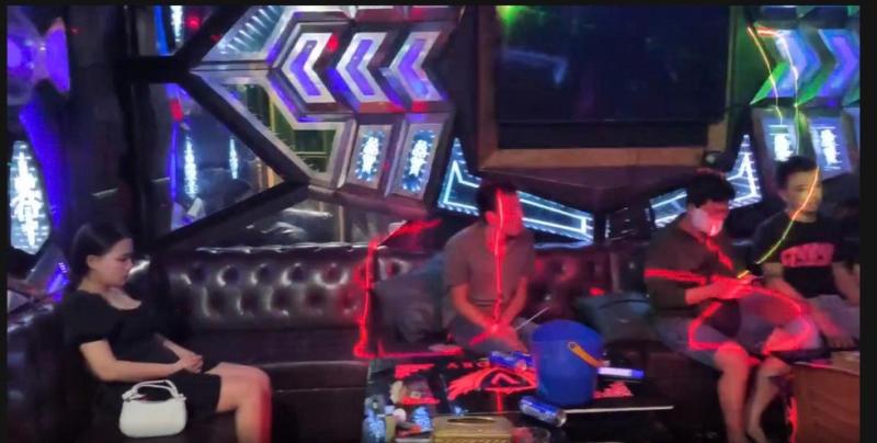 Đà Nẵng: Đột kích quán karaoke Victory, bắt quả tang nhiều người 'phê' ma túy - Ảnh 1.