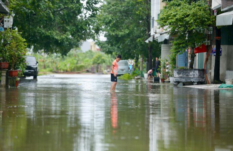 Nhiều tuyến phố Thanh Hóa ngập lụt sau cơn bão số 5 gây thiệt hại lớn - Ảnh 13.