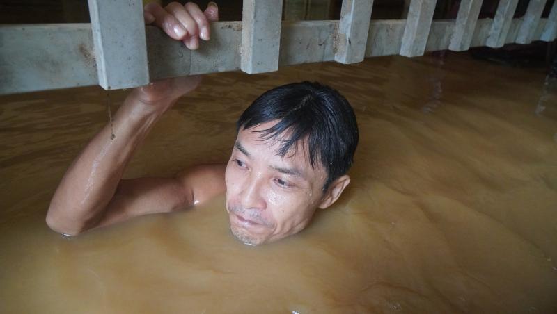 Nước sông Mã ồ ạt đổ vào nhà dân- Ảnh 1. Nước sông Mã ồ ạt đổ vào nhà dân- Ảnh 1.