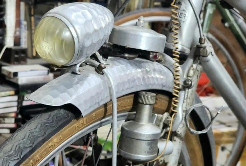 Cặp xe đạp 'vợ chồng' gần 100 tuổi bằng nhôm độc lạ Sài Gòn - Ảnh 10.