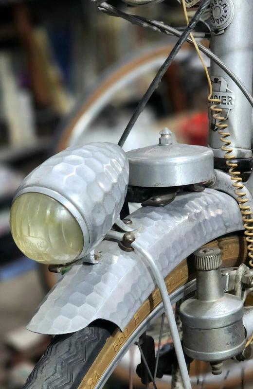 Cặp xe đạp 'vợ chồng' gần 100 tuổi bằng nhôm độc lạ Sài Gòn - Ảnh 11.