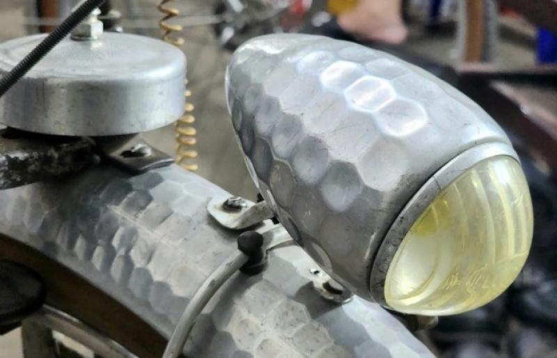 Cặp xe đạp 'vợ chồng' gần 100 tuổi bằng nhôm độc lạ Sài Gòn - Ảnh 12.