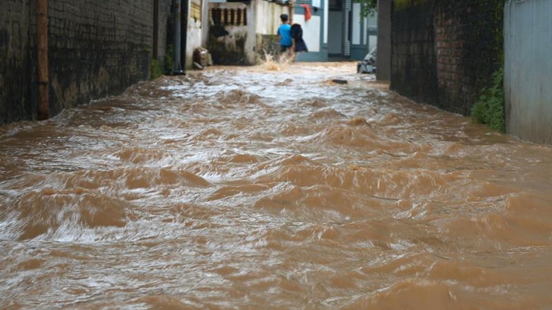 Nước sông Mã ồ ạt đổ vào nhà dân- Ảnh 3. Nước sông Mã ồ ạt đổ vào nhà dân- Ảnh 3.
