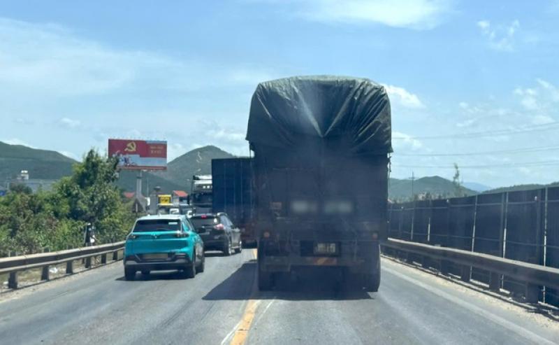Quảng Trị: Xe tải nổ lốp, ùn tắc giao thông ở cầu Gianh- Ảnh 1. Quảng Trị: Xe tải nổ lốp, ùn tắc giao thông ở cầu Gianh- Ảnh 1.