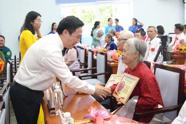 TP.HCM trao Huy hiệu Đảng đến 64 đảng viên phường Thủ Đức- Ảnh 1.