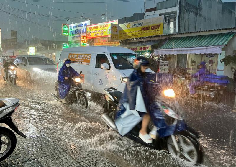 Mưa lớn ở TP.HCM tối nay: Đường ngập lênh láng, hàng rong vất vả mưu sinh- Ảnh 2.