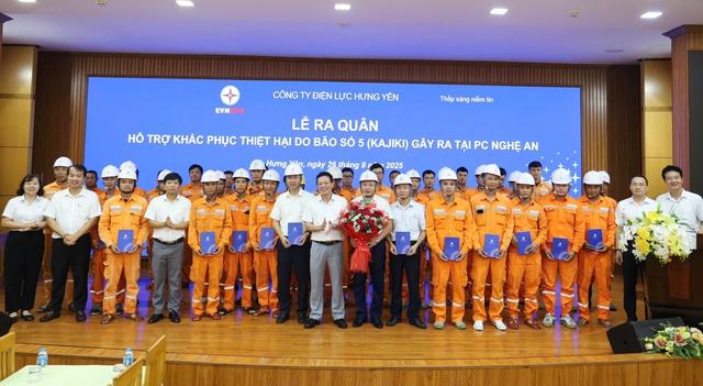 EVNNPC huy động 536 người khắc phục lưới điện sau bão số 5- Ảnh 1.