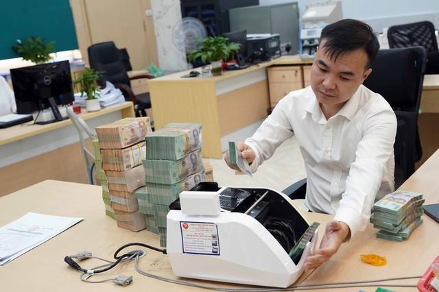 Lãi suất tiền đồng liên ngân hàng giảm mạnh- Ảnh 1.