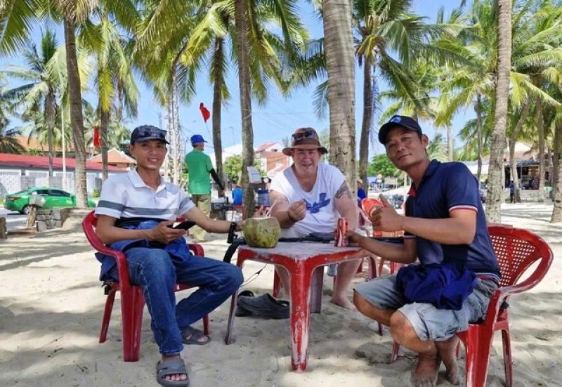 Vụ tìm thấy nhẫn cầu hôn ở biển Cửa Đại: Con người Việt Nam thật tuyệt vời!- Ảnh 2. Vụ tìm thấy nhẫn cầu hôn ở biển Cửa Đại: Con người Việt Nam thật tuyệt vời!- Ảnh 2.