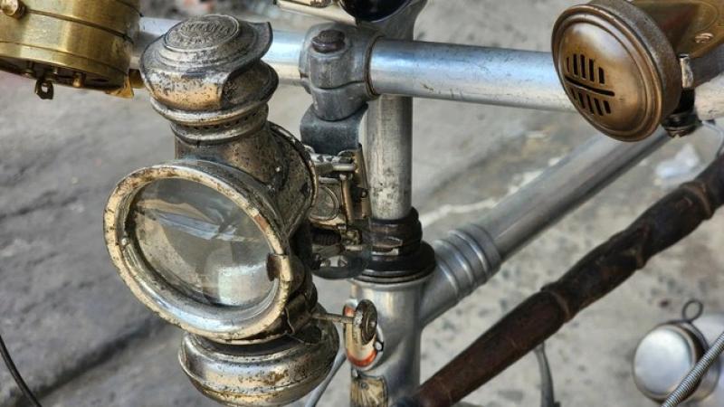 Cặp xe đạp 'vợ chồng' gần 100 tuổi bằng nhôm độc lạ Sài Gòn - Ảnh 3.