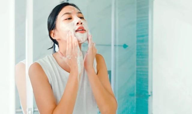 Rửa mặt cứ tưởng là sạch ai ngờ ‘kích hoạt’ lỗ chân lông to đùng! - Ảnh 2.