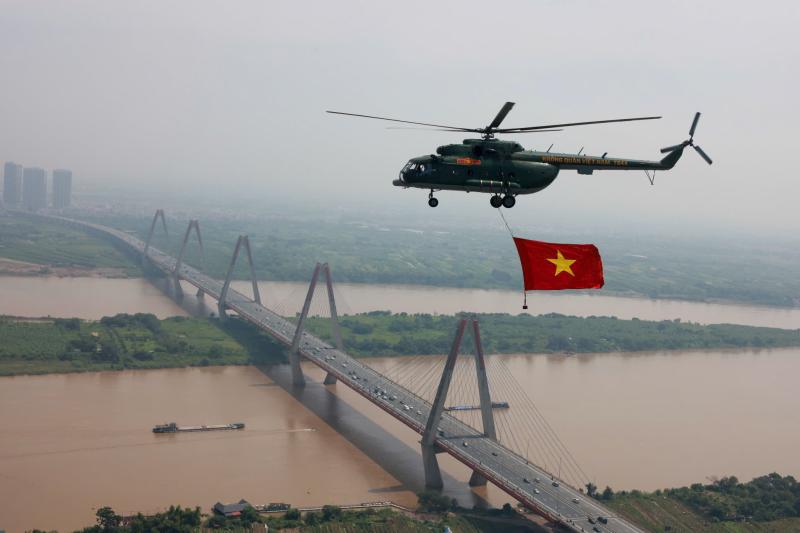 Trực thăng quân sự treo cờ bay diễu binh vào trung tâm Hà Nội- Ảnh 4.