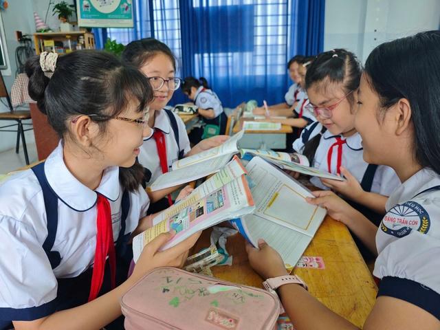 Dạy học không thể quá lệ thuộc vào một bộ sách giáo khoa - Ảnh 2.