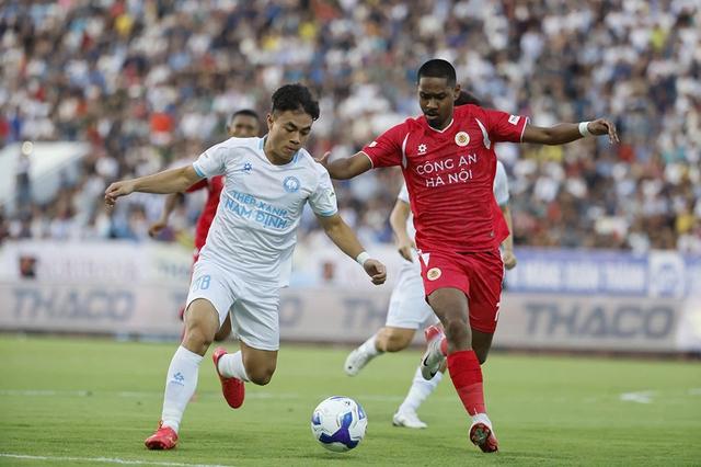 V-League nóng ‘bỏng tay’ ở cả hai cực- Ảnh 2. V-League nóng ‘bỏng tay’ ở cả hai cực- Ảnh 2.