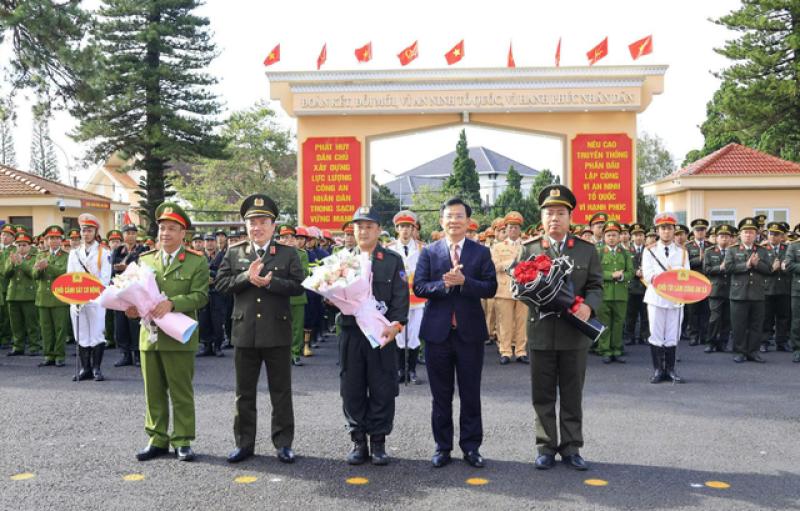 Lâm Đồng: 'Tôi làm công an xã', nói không với khói thuốc và tiếng còi xe- Ảnh 3. Lâm Đồng: 'Tôi làm công an xã', nói không với khói thuốc và tiếng còi xe- Ảnh 3.