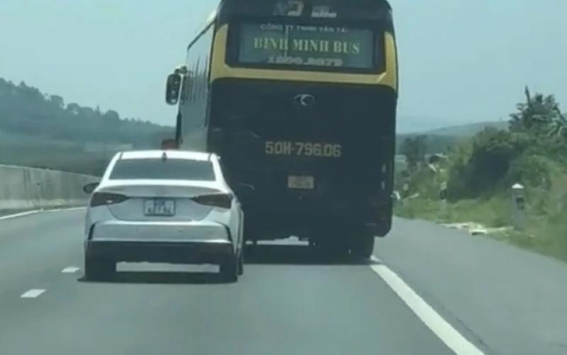 CSGT xác minh xe khách giường nằm chạy vào làn khẩn cấp để vượt ẩu- Ảnh 2. CSGT xác minh xe khách giường nằm chạy vào làn khẩn cấp để vượt ẩu- Ảnh 2.