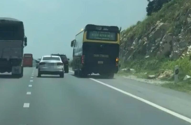 Lâm Đồng: Xử phạt tài xế xe khách giường nằm chạy vào làn khẩn cấp cao tốc - Ảnh 1.