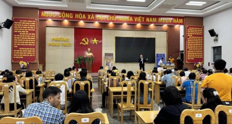 Lâm Đồng: Lớp học 'bình dân học vụ số AI' giúp cán bộ phường tăng tốc cải cách - Ảnh 1. Lâm Đồng: Lớp học 'bình dân học vụ số AI' giúp cán bộ phường tăng tốc cải cách - Ảnh 1.