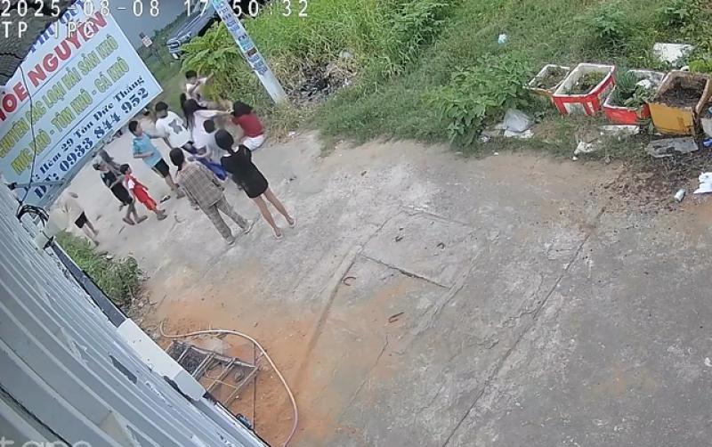 Bị nhóm bạn 'đánh hội đồng', nạn nhân về khai với cha mẹ bị TNGT- Ảnh 1. Bị nhóm bạn 'đánh hội đồng', nạn nhân về khai với cha mẹ bị TNGT- Ảnh 1.