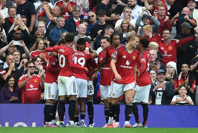 VAR 'trao' phạt đền phút 90+7, M.U thắng hú vía Burnley: HLV Amorim còn lâu mới hết lo- Ảnh 2.