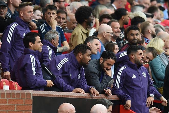 VAR 'trao' phạt đền phút 90+7, M.U thắng hú vía Burnley: HLV Amorim còn lâu mới hết lo- Ảnh 3.