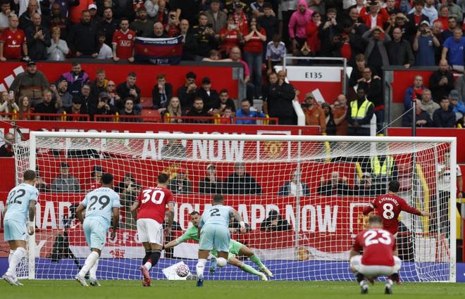 VAR 'trao' phạt đền phút 90+7, M.U thắng hú vía Burnley: HLV Amorim còn lâu mới hết lo- Ảnh 7.