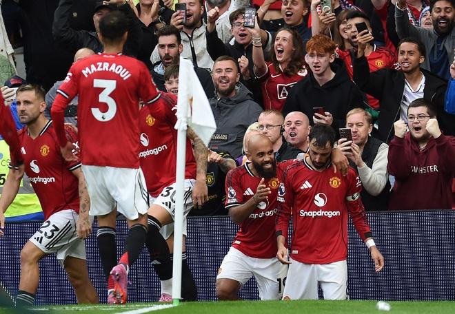 VAR 'trao' phạt đền phút 90+7, M.U thắng hú vía Burnley: HLV Amorim còn lâu mới hết lo- Ảnh 6.