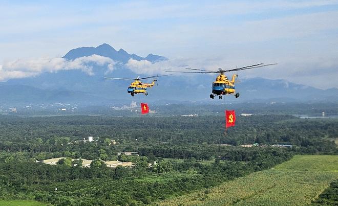 10 trực thăng huấn luyện bay kéo cờ Đảng, cờ Tổ quốc trên bầu trời Hà Nội- Ảnh 7.