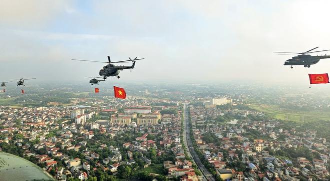 10 trực thăng huấn luyện bay kéo cờ Đảng, cờ Tổ quốc trên bầu trời Hà Nội- Ảnh 9.