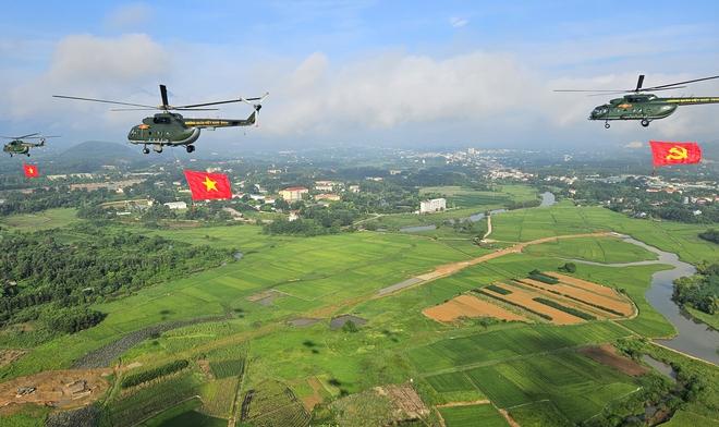 10 trực thăng huấn luyện bay kéo cờ Đảng, cờ Tổ quốc trên bầu trời Hà Nội- Ảnh 6.