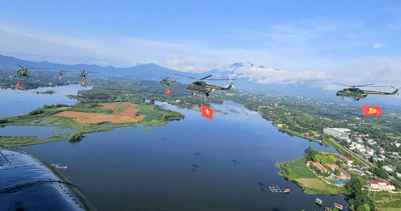 10 trực thăng huấn luyện bay kéo cờ Đảng, cờ Tổ quốc trên bầu trời Hà Nội- Ảnh 3.
