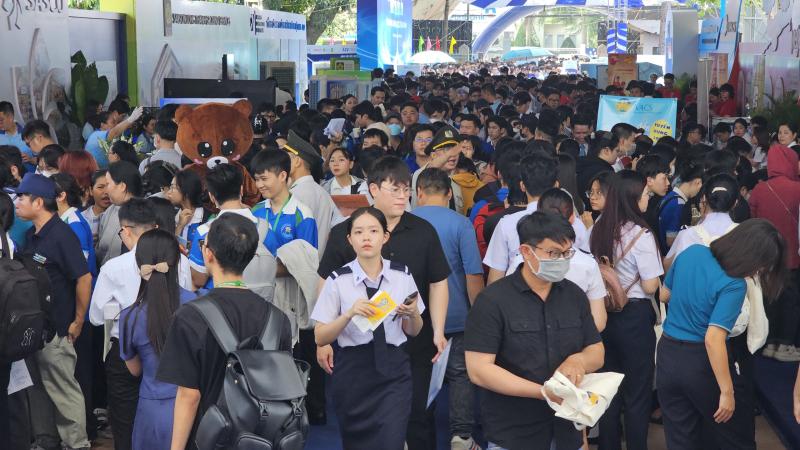 Hàng ngàn người tham gia ngày hội việc làm sân bay Long Thành- Ảnh 2.