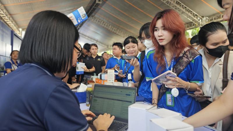 Hàng ngàn người tham gia ngày hội việc làm sân bay Long Thành- Ảnh 1.