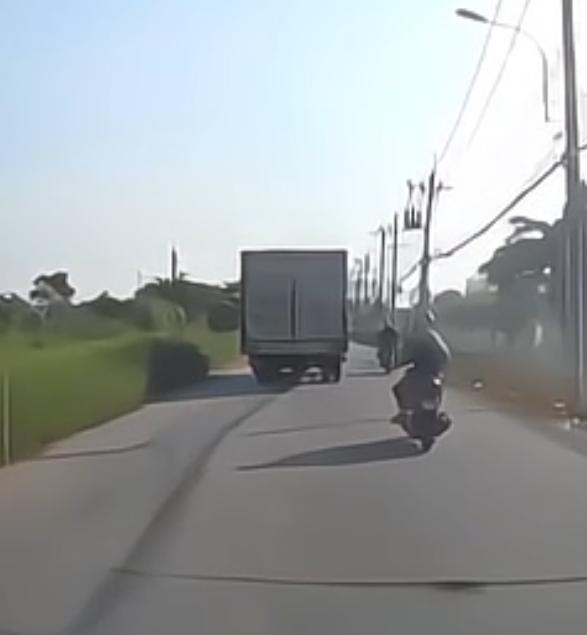 Truy tìm xe tải va chạm xe máy rời khỏi hiện trường - Ảnh 1.