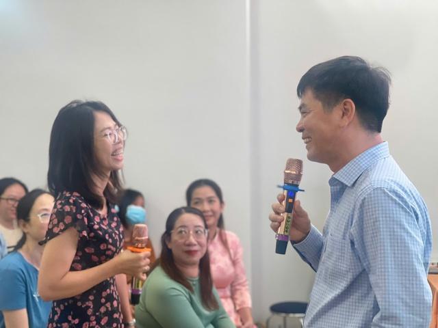 Buổi họp phụ huynh học sinh lớp 1 ấn tượng với thầy hiệu trưởng - Ảnh 4.