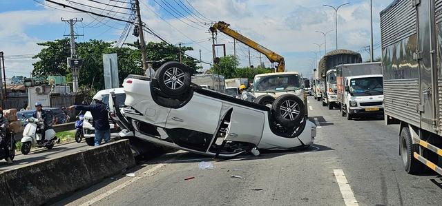 Ô tô lật ngửa trên dốc cầu Bình Thuận, gia đình 4 người may mắn thoát nạn- Ảnh 1.