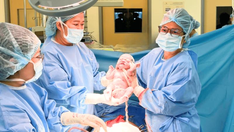 Hành trình 98 ngày giành giật sự sống trong ca nứt tử cung hy hữu tại TP.HCM - Ảnh 3.