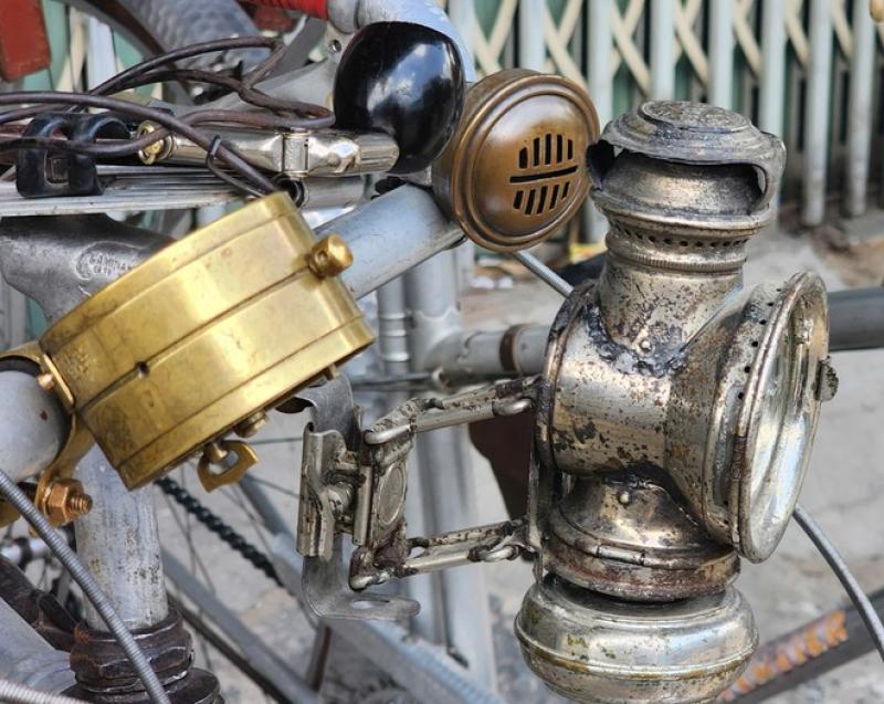 Cặp xe đạp 'vợ chồng' gần 100 tuổi bằng nhôm độc lạ Sài Gòn - Ảnh 4.