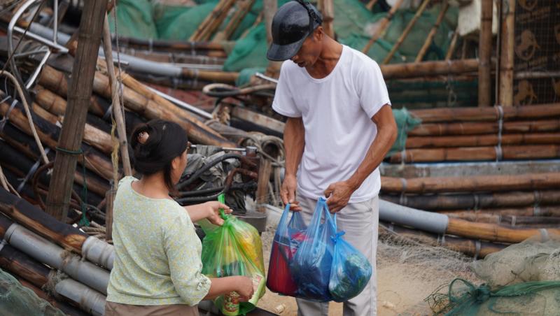 Tàu thuyền nối đuôi nhau đi tránh bão Kajiki- Ảnh 3.